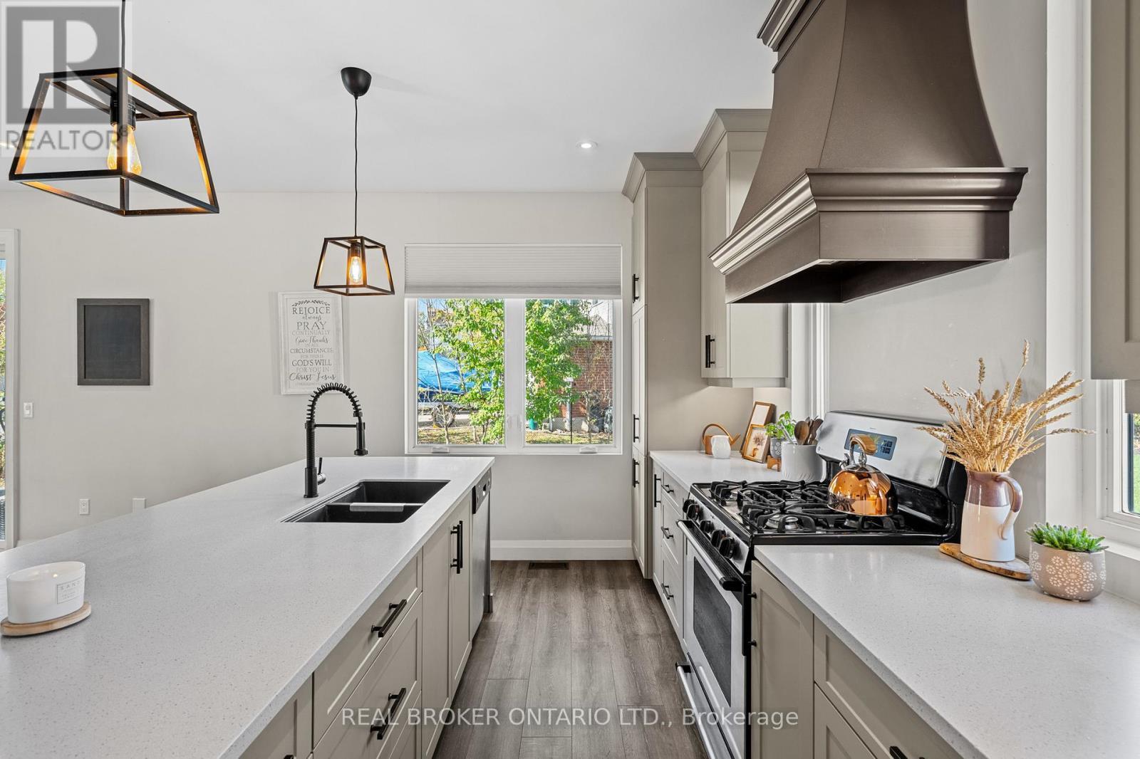 92 Ivy Crescent, Thorold (Confederation Heights), ON - Indoor Photo Showing Kitchen With Double Sink With Upgraded Kitchen