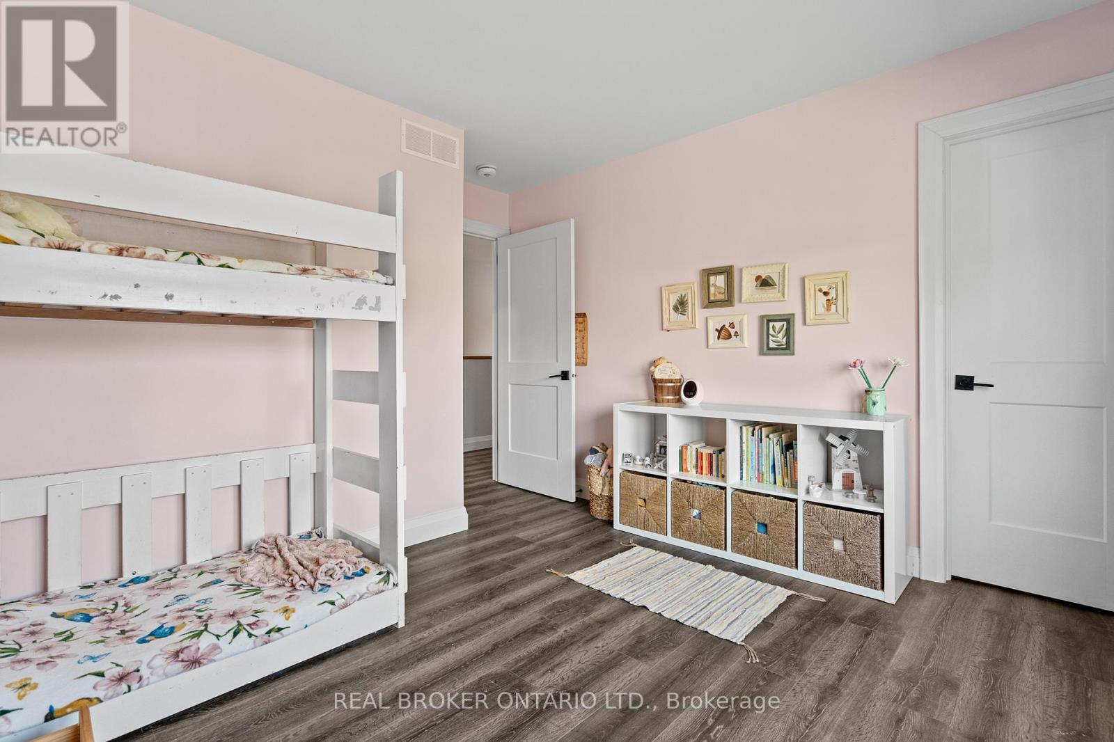 92 Ivy Crescent, Thorold (Confederation Heights), ON - Indoor Photo Showing Bedroom