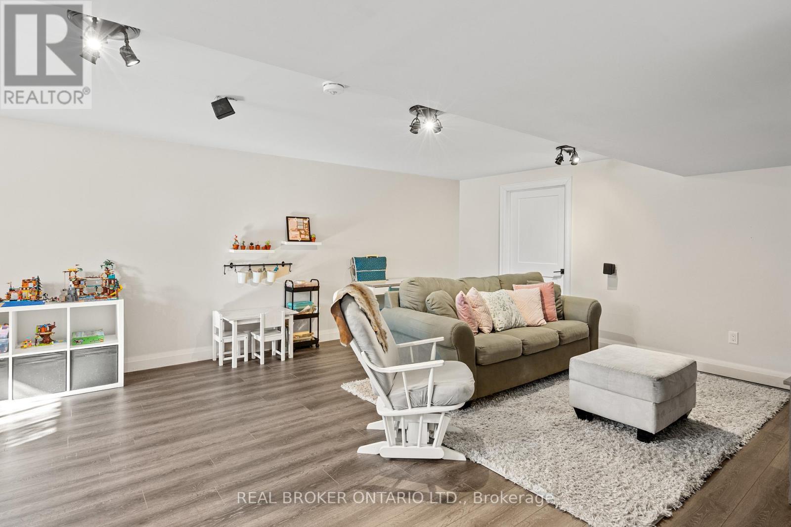 92 Ivy Crescent, Thorold (Confederation Heights), ON - Indoor Photo Showing Living Room