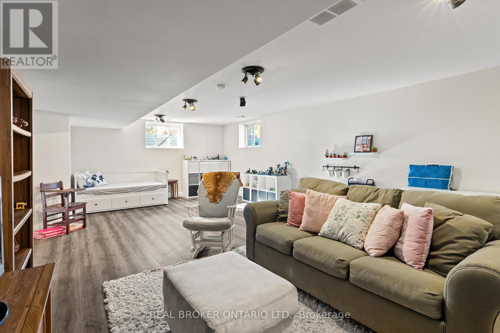 92 Ivy Crescent, Thorold (Confederation Heights), ON - Indoor Photo Showing Living Room