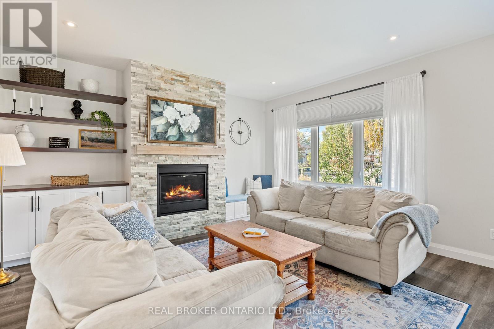92 Ivy Crescent, Thorold (Confederation Heights), ON - Indoor Photo Showing Living Room With Fireplace