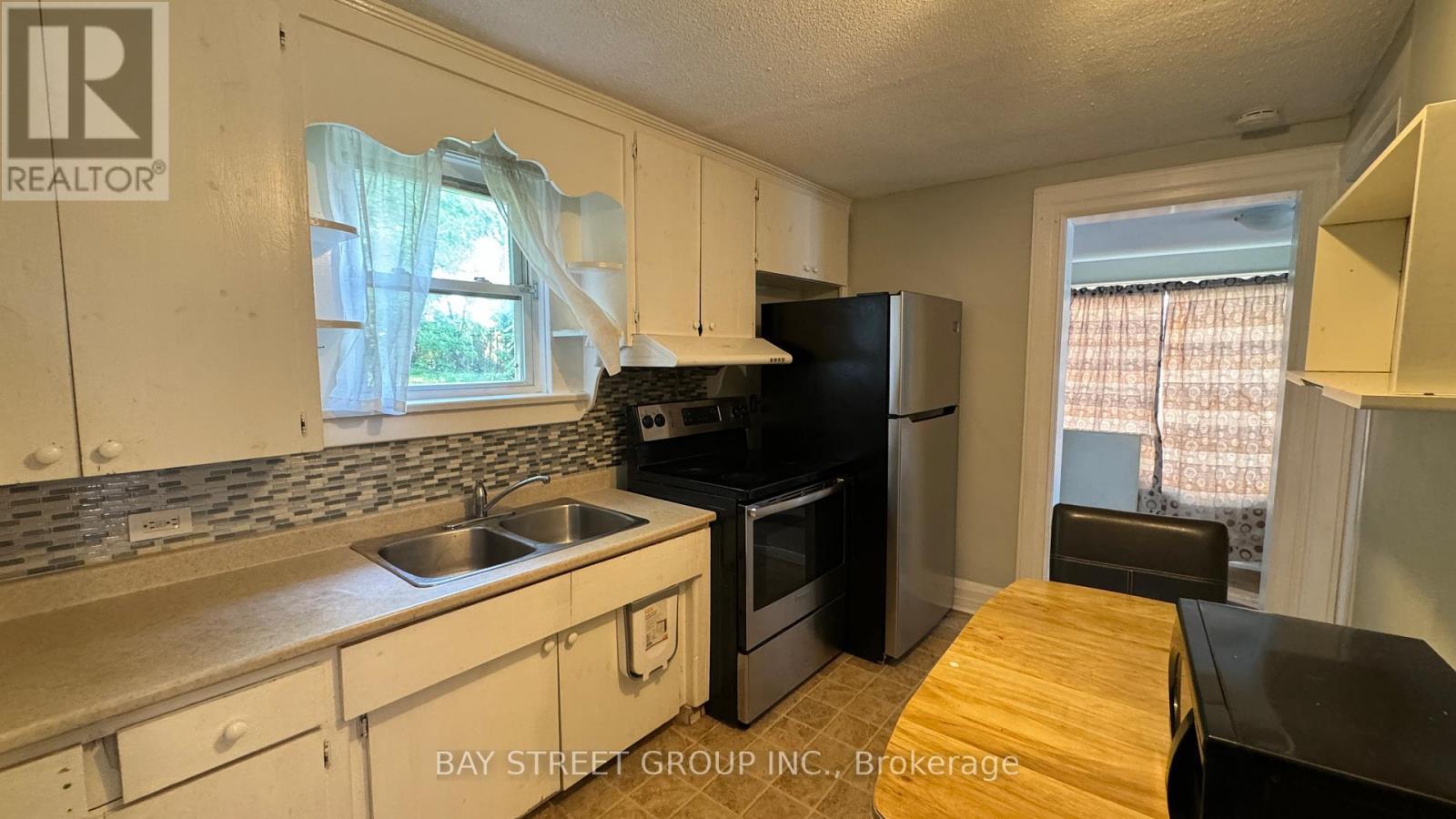 4738 Huron Street, Niagara Falls, ON - Indoor Photo Showing Kitchen With Double Sink