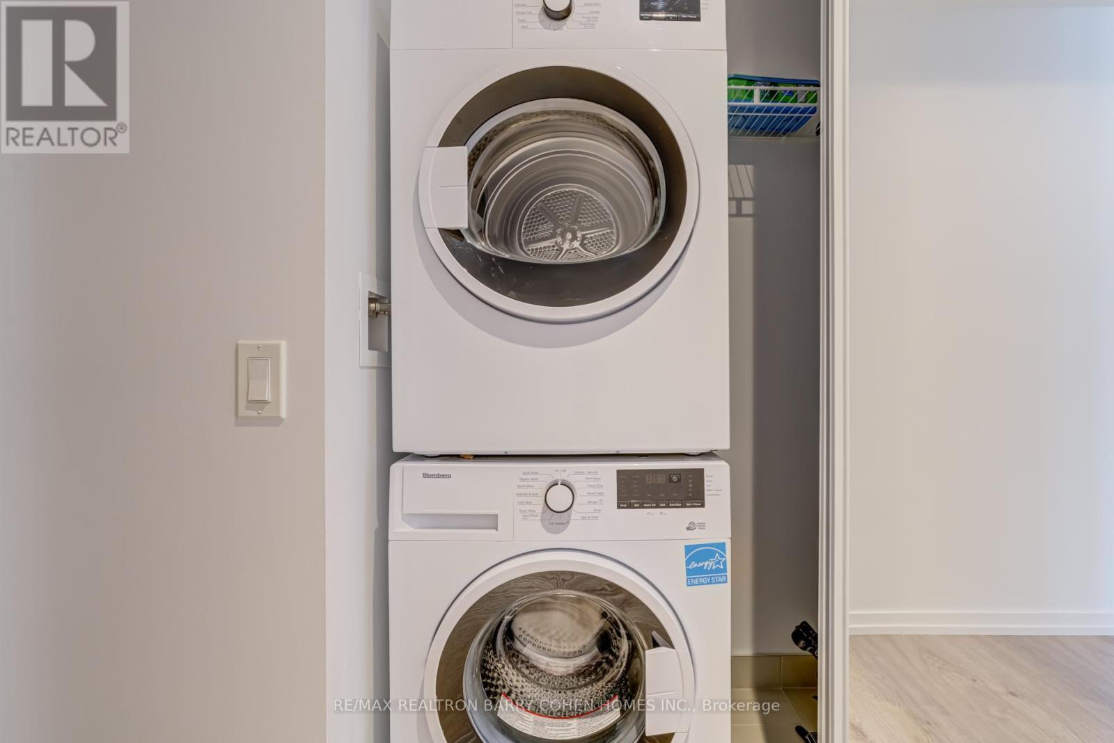 4015 - 1000 Portage Parkway, Vaughan, ON - Indoor Photo Showing Laundry Room