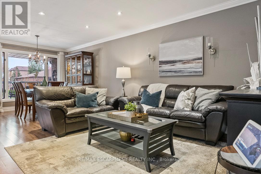 941 Stainton Drive, Mississauga, ON - Indoor Photo Showing Living Room