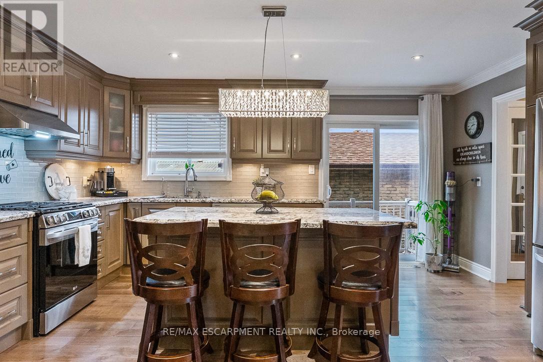 941 Stainton Drive, Mississauga, ON - Indoor Photo Showing Kitchen With Upgraded Kitchen