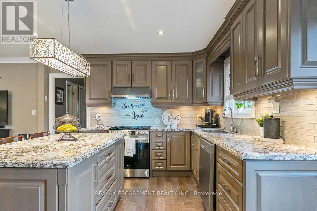 941 Stainton Drive, Mississauga, ON - Indoor Photo Showing Kitchen With Upgraded Kitchen