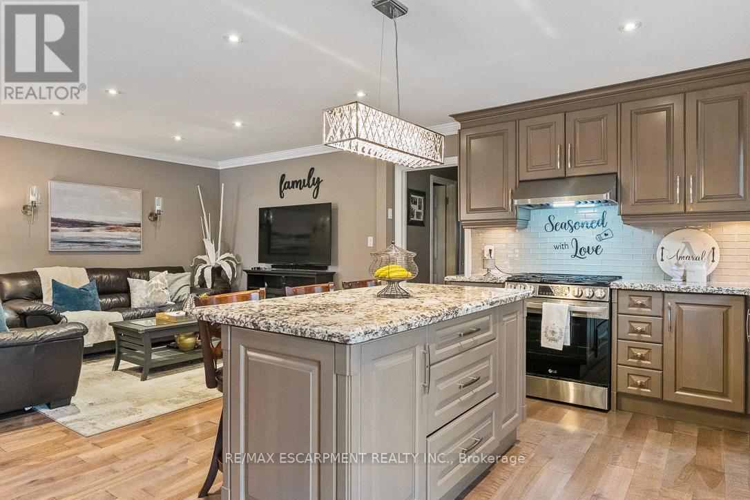 941 Stainton Drive, Mississauga, ON - Indoor Photo Showing Kitchen With Upgraded Kitchen