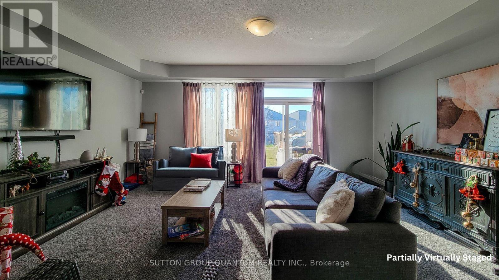 33 Fairgrounds Drive, Hamilton, ON - Indoor Photo Showing Living Room