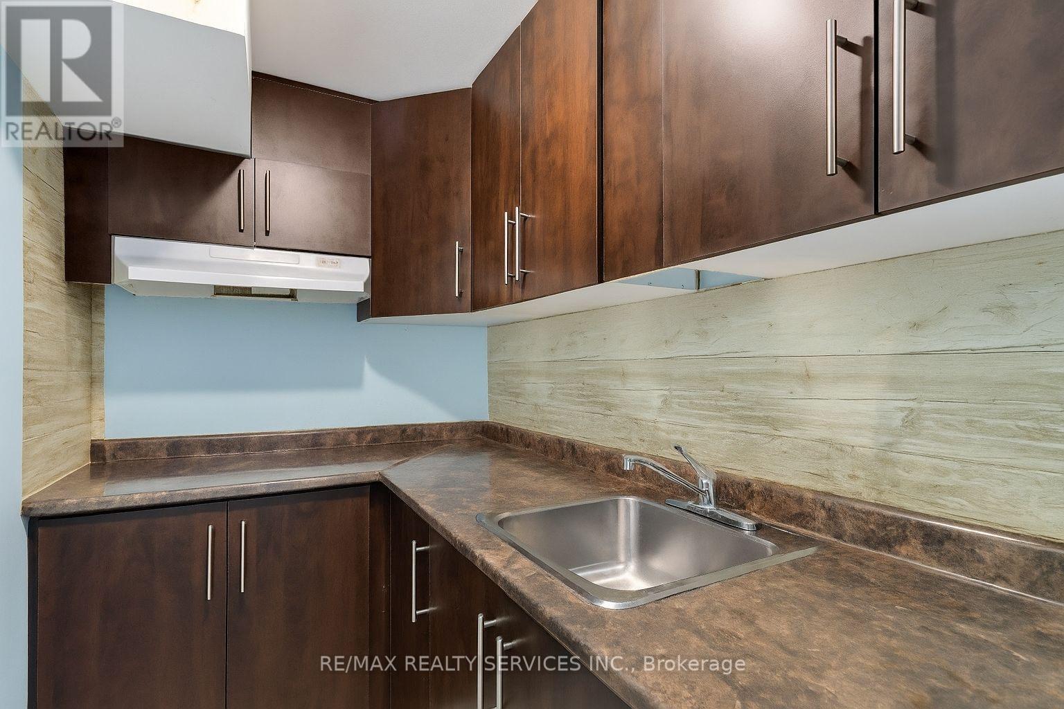 Bsmt - 524 Attenborough Terrace N, Milton, ON - Indoor Photo Showing Kitchen