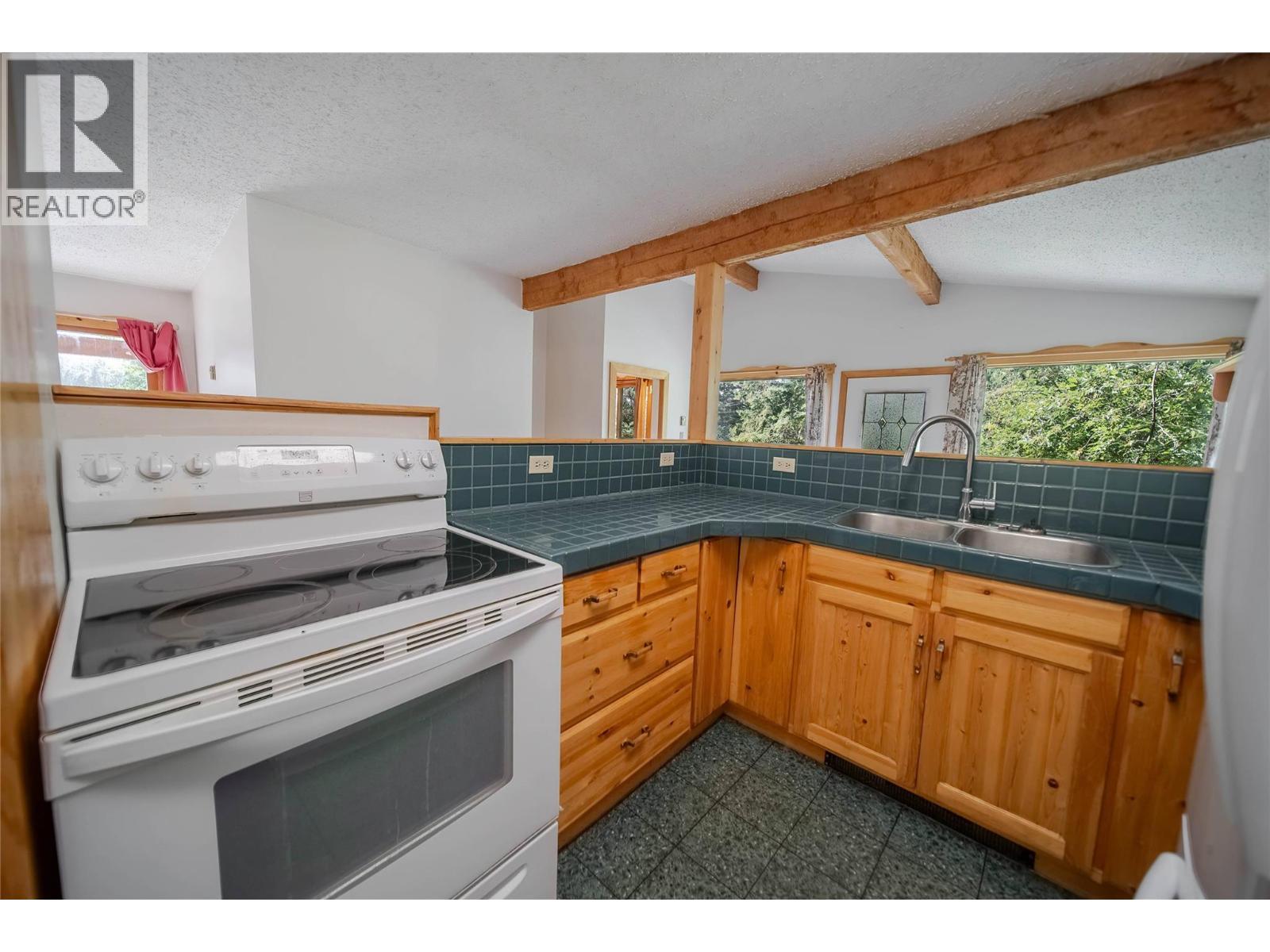 7825 Jaffray Baynes Lake Road Road, Jaffray, BC - Indoor Photo Showing Kitchen