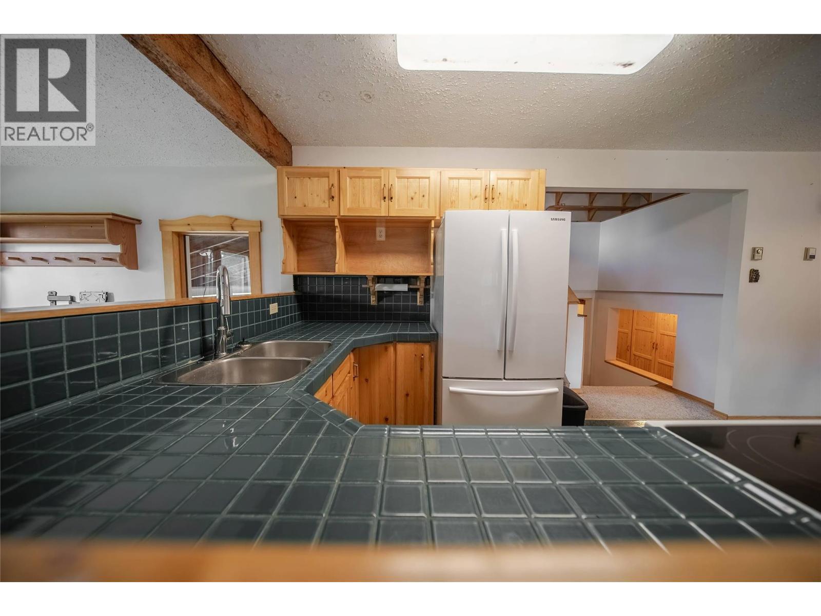 7825 Jaffray Baynes Lake Road Road, Jaffray, BC - Indoor Photo Showing Kitchen With Double Sink