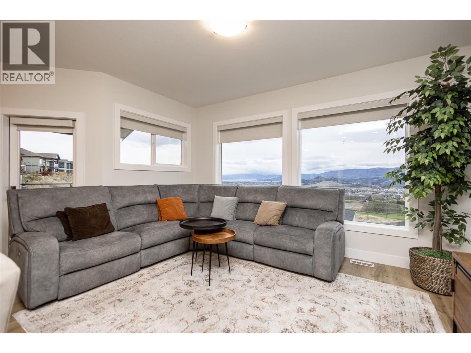 2118 Ryegrass Road, Kelowna, BC - Indoor Photo Showing Living Room