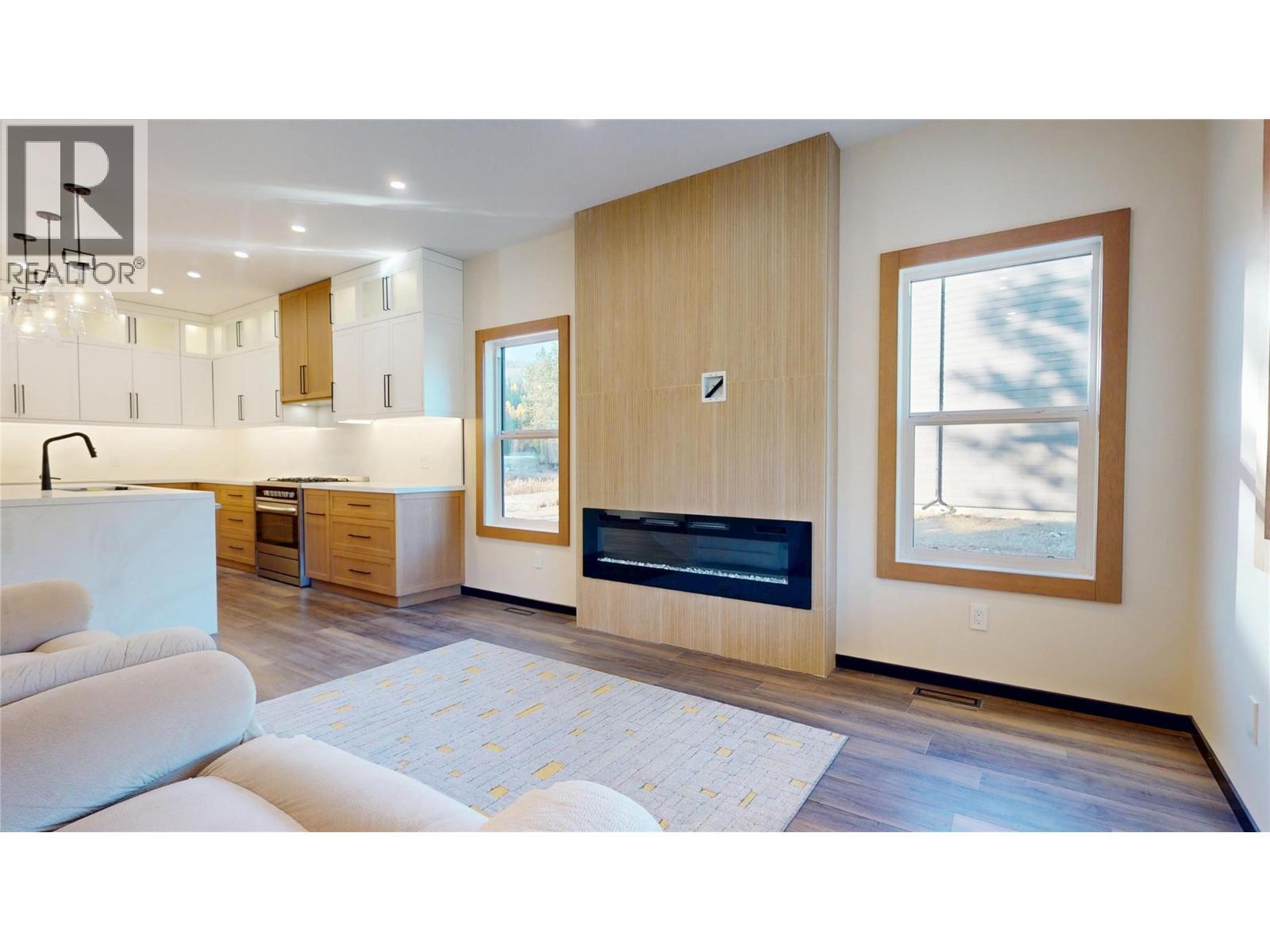 109 River Drive, Cranbrook, BC - Indoor Photo Showing Living Room With Fireplace