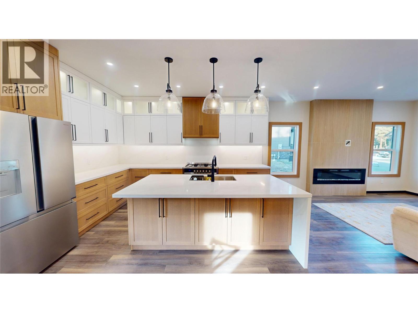 109 River Drive, Cranbrook, BC - Indoor Photo Showing Kitchen With Double Sink With Upgraded Kitchen