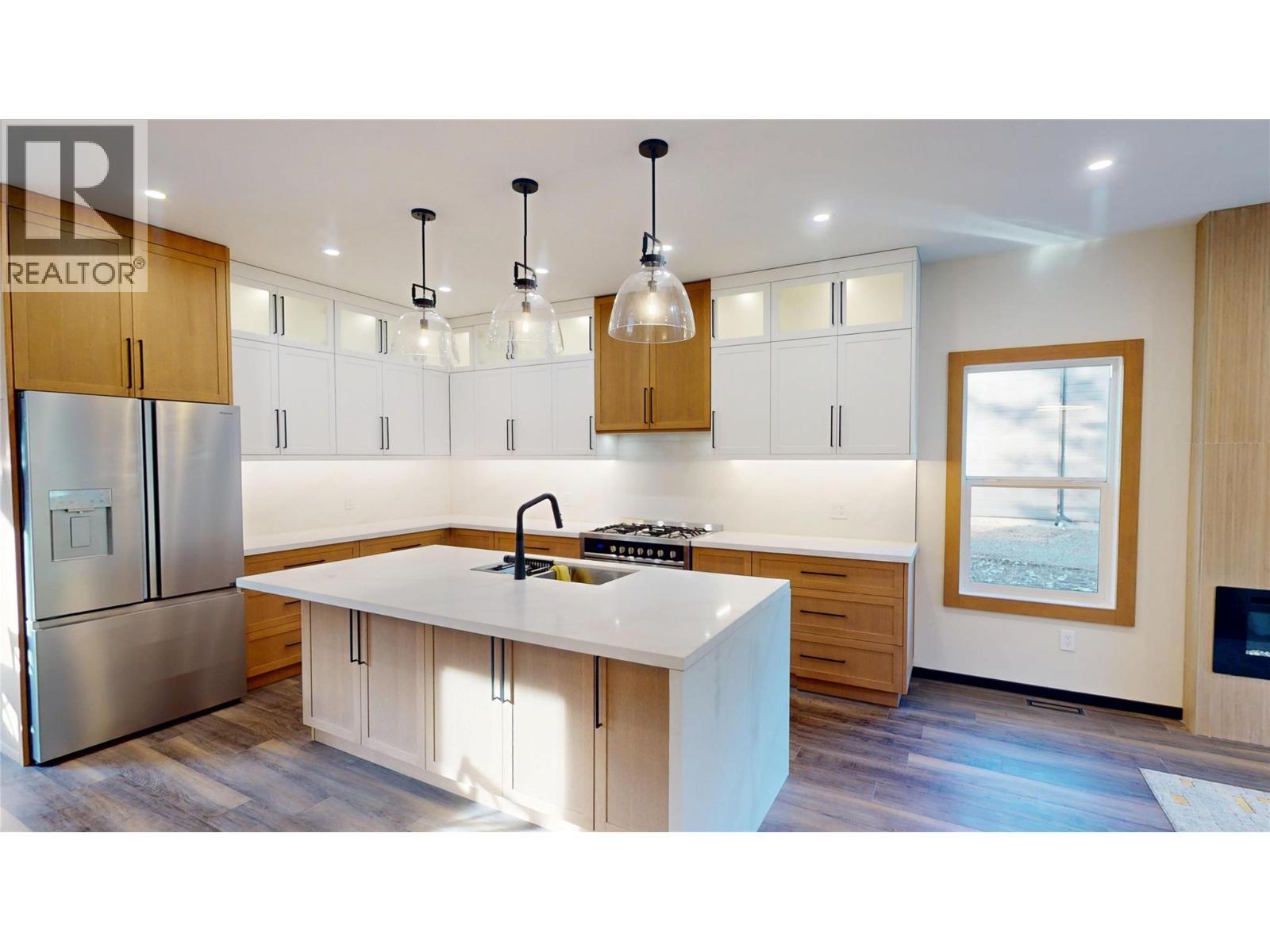 109 River Drive, Cranbrook, BC - Indoor Photo Showing Kitchen With Upgraded Kitchen