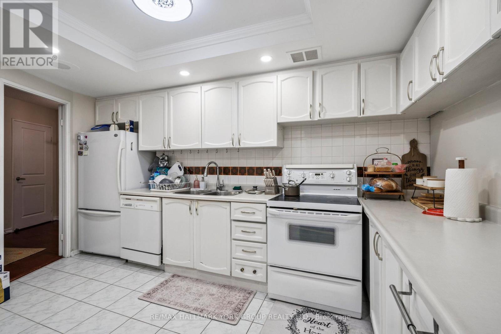 107 - 3303 Don Mills Road, Toronto, ON - Indoor Photo Showing Kitchen