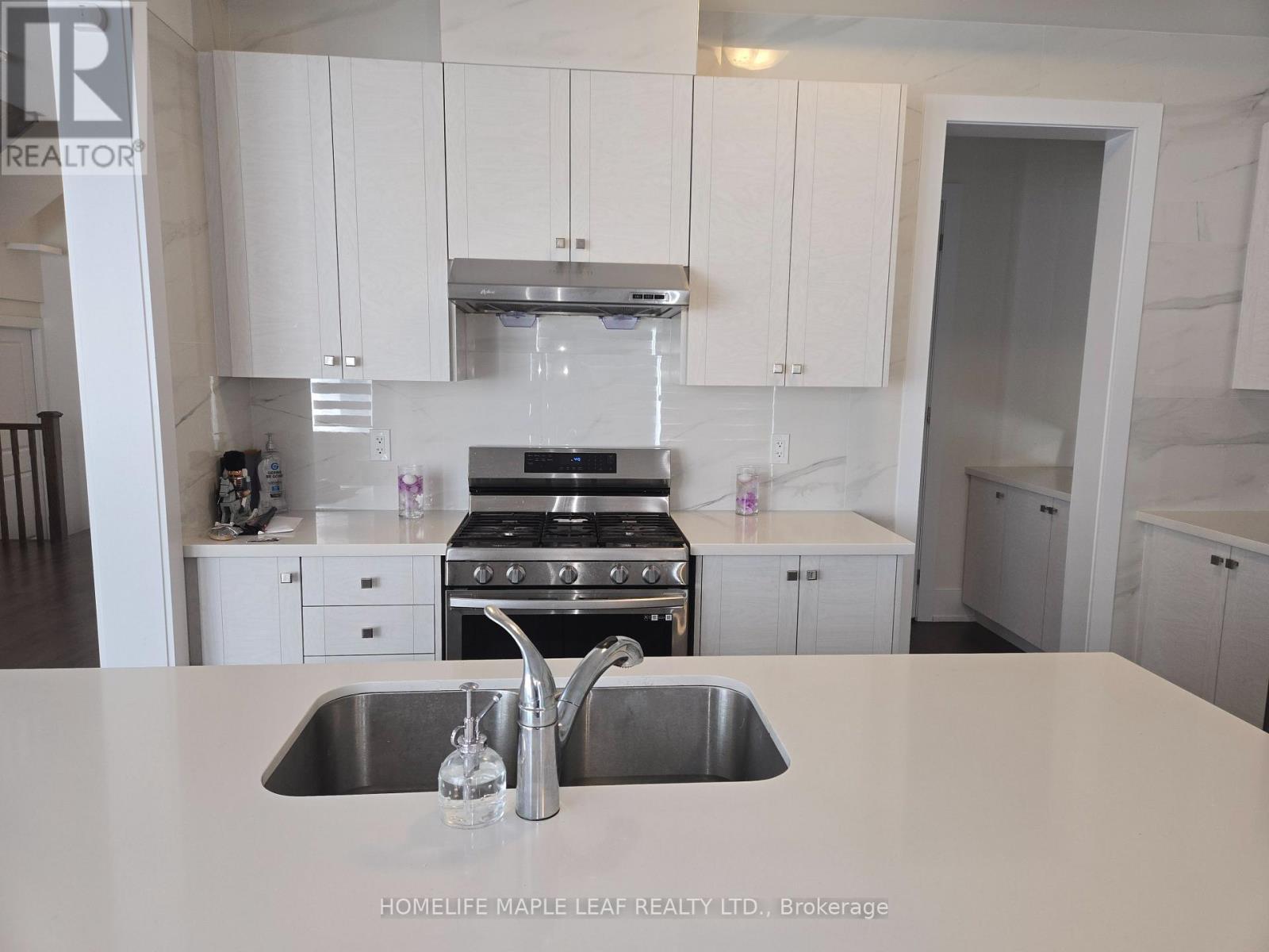 20 Spinland Street, Caledon, ON - Indoor Photo Showing Kitchen