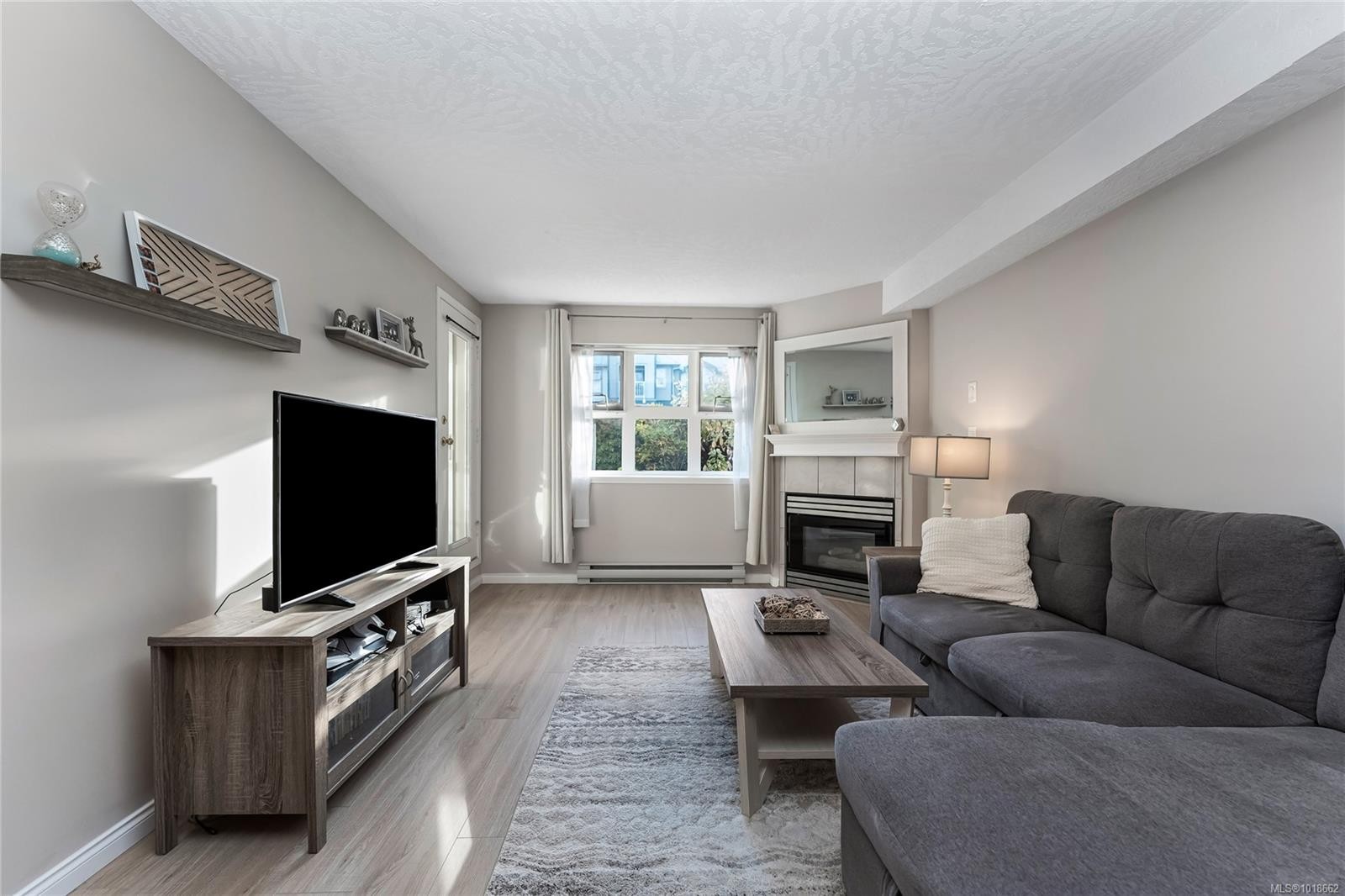 111-3010 Washington Ave, Victoria, BC - Indoor Photo Showing Living Room With Fireplace