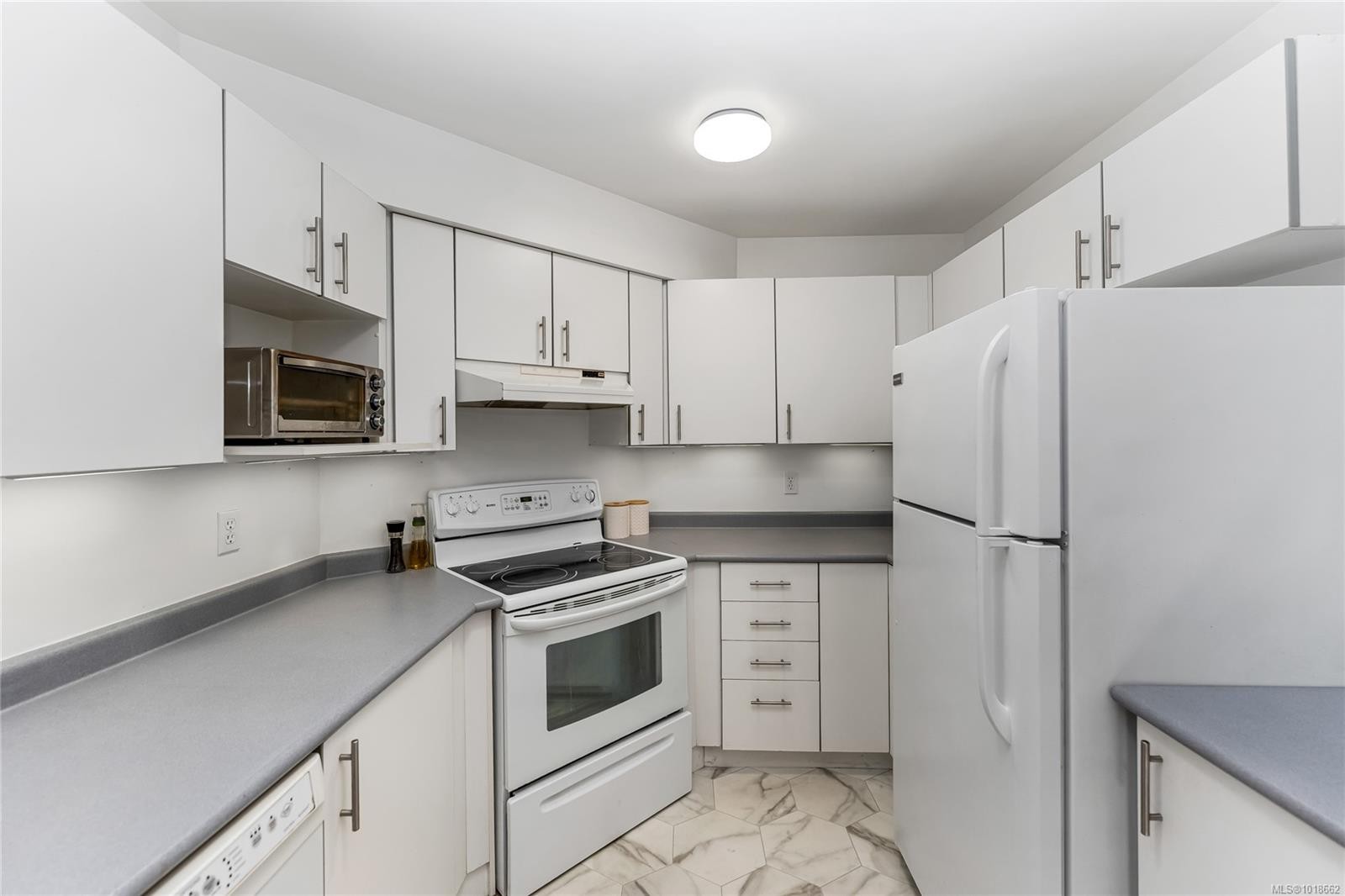 111-3010 Washington Ave, Victoria, BC - Indoor Photo Showing Kitchen