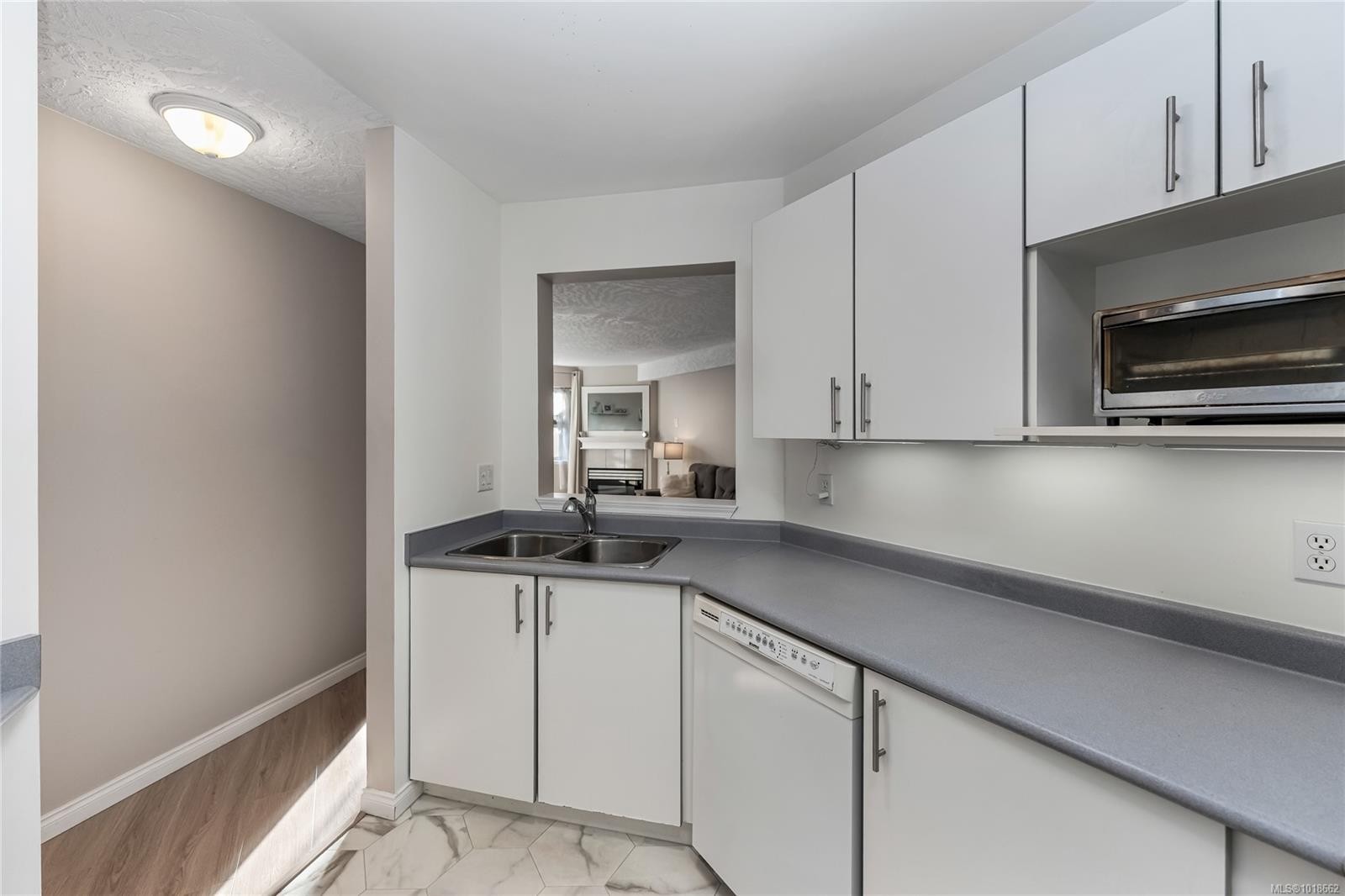 111-3010 Washington Ave, Victoria, BC - Indoor Photo Showing Kitchen With Double Sink