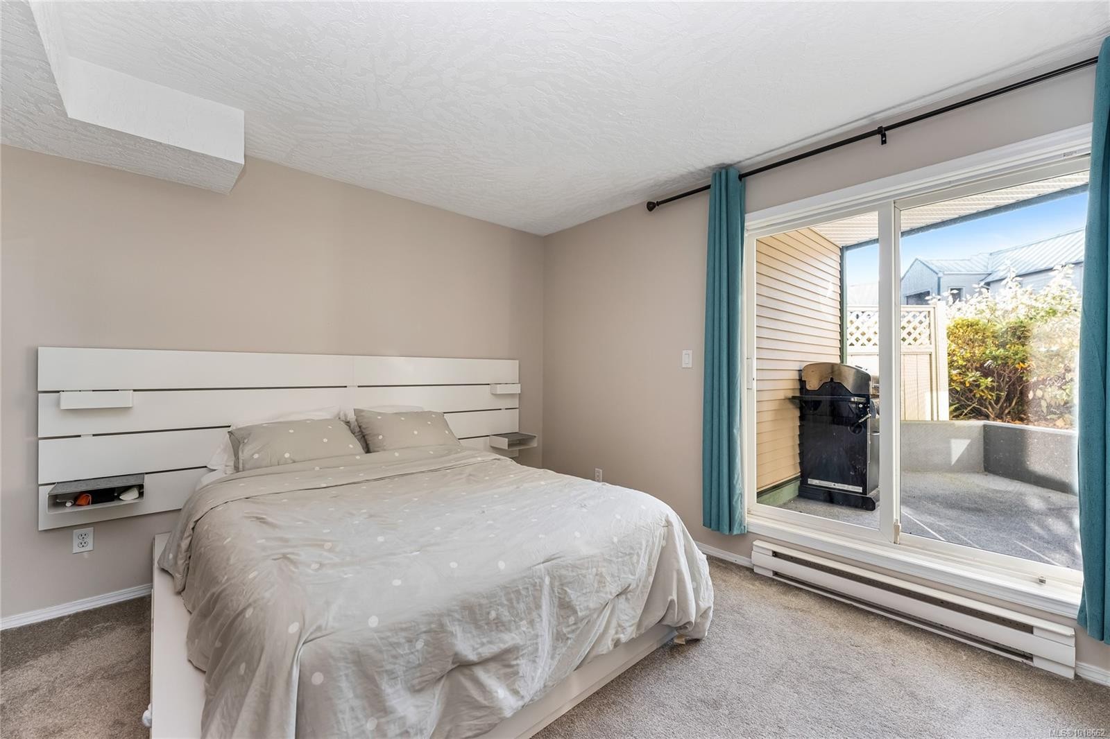 111-3010 Washington Ave, Victoria, BC - Indoor Photo Showing Bedroom