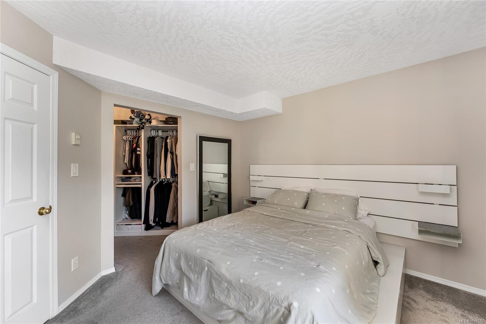 111-3010 Washington Ave, Victoria, BC - Indoor Photo Showing Bedroom