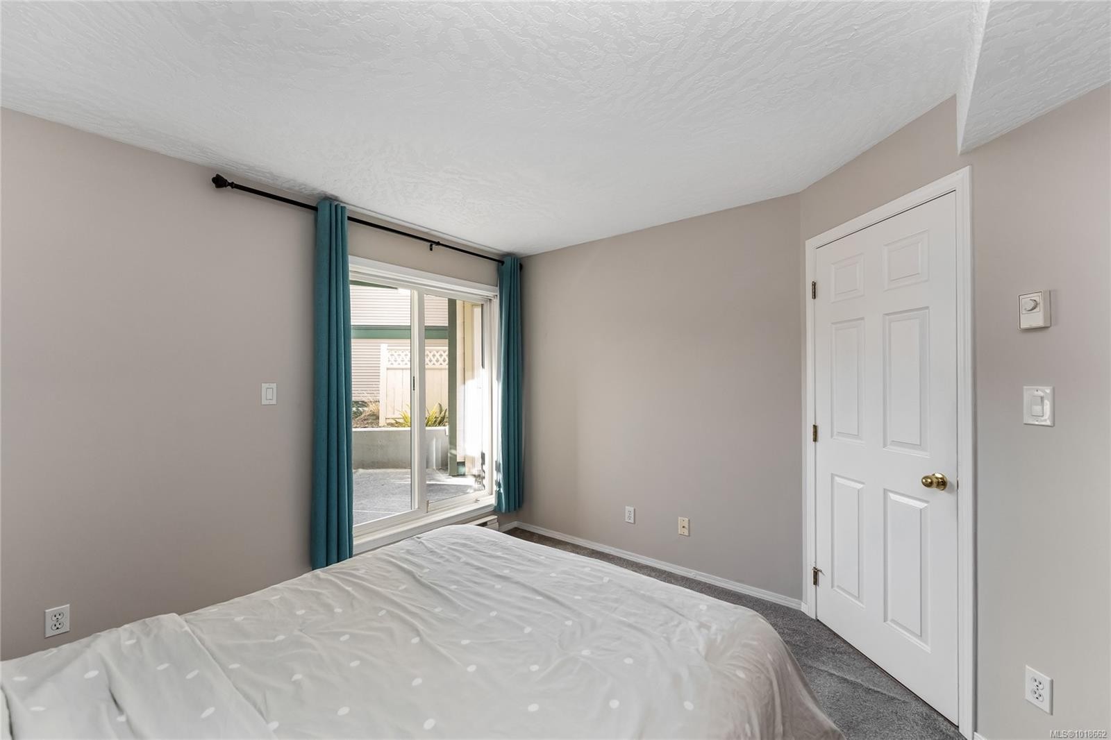 111-3010 Washington Ave, Victoria, BC - Indoor Photo Showing Bedroom