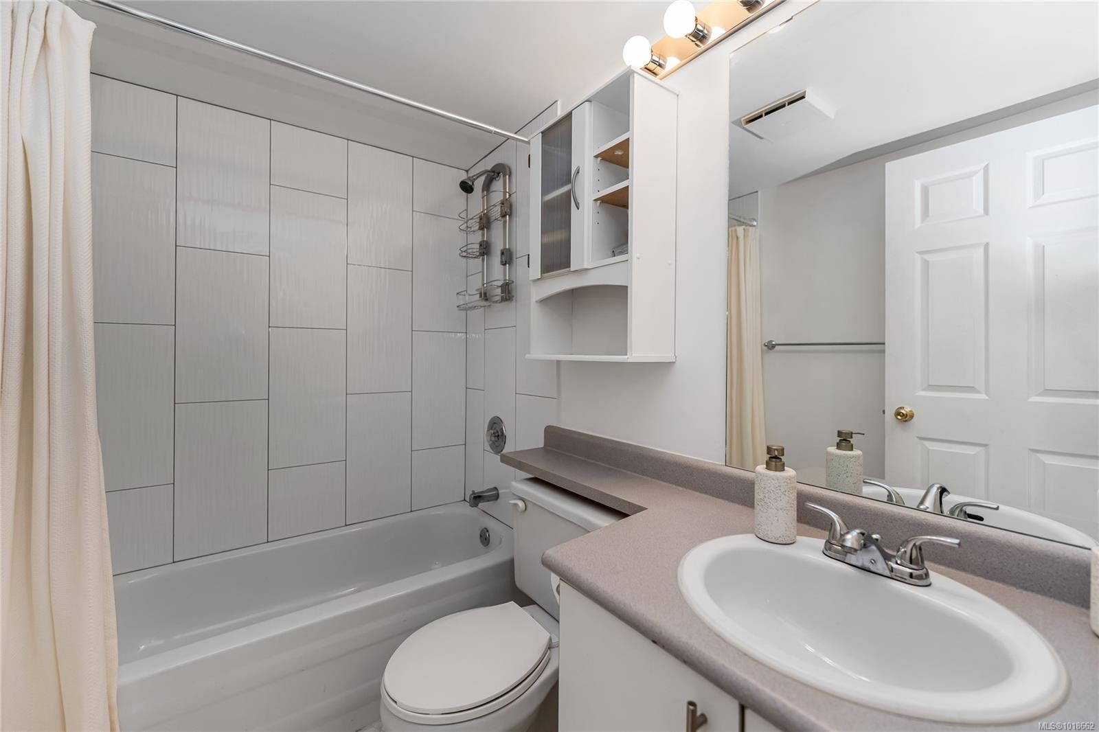 111-3010 Washington Ave, Victoria, BC - Indoor Photo Showing Bathroom