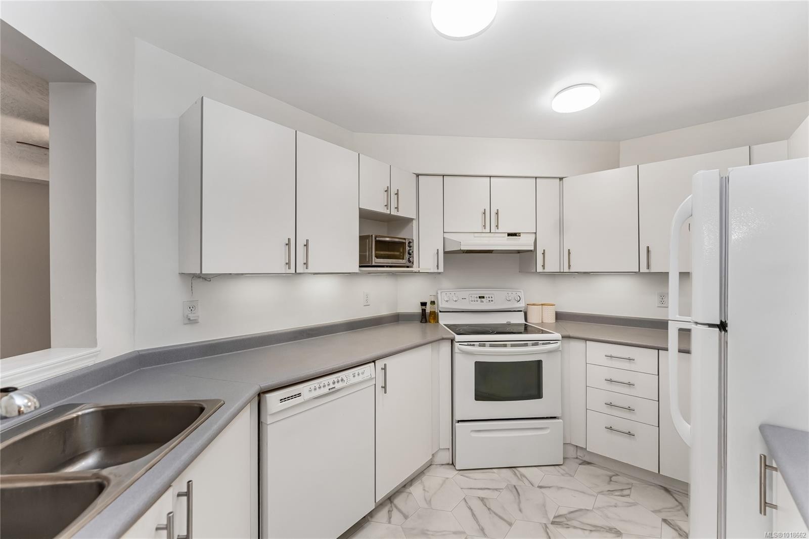 111-3010 Washington Ave, Victoria, BC - Indoor Photo Showing Kitchen
