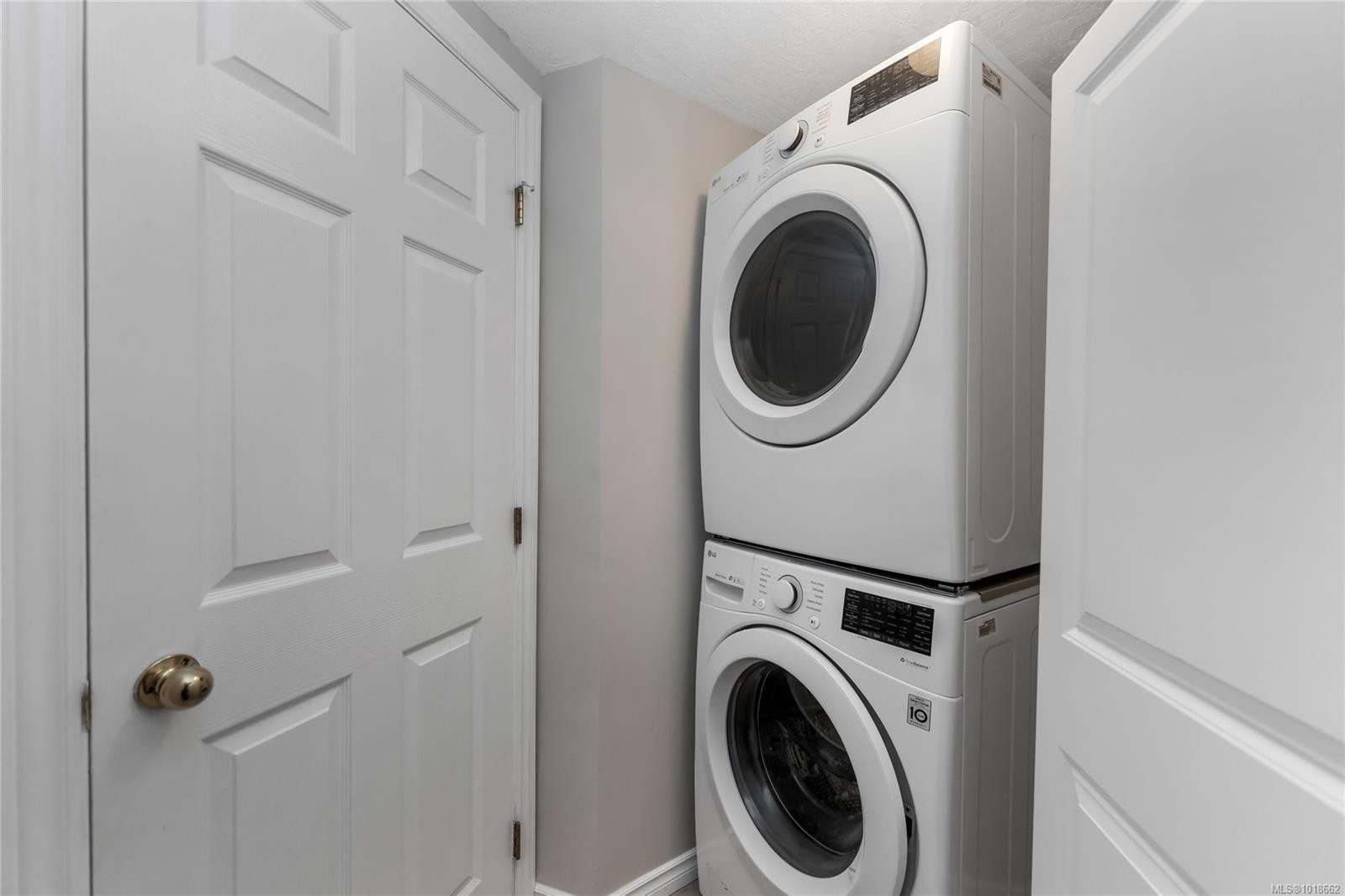 111-3010 Washington Ave, Victoria, BC - Indoor Photo Showing Laundry Room