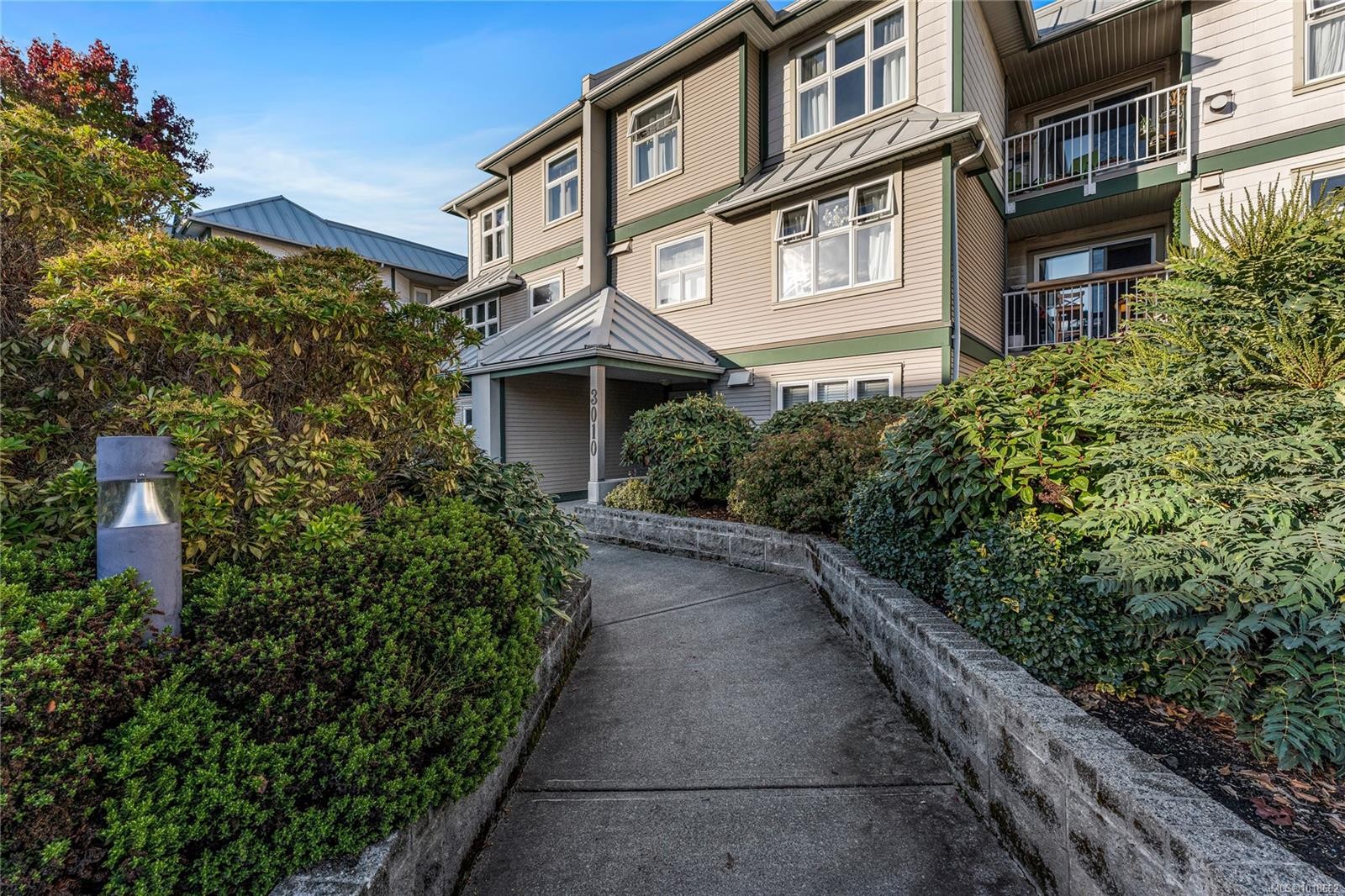 111-3010 Washington Ave, Victoria, BC - Outdoor
