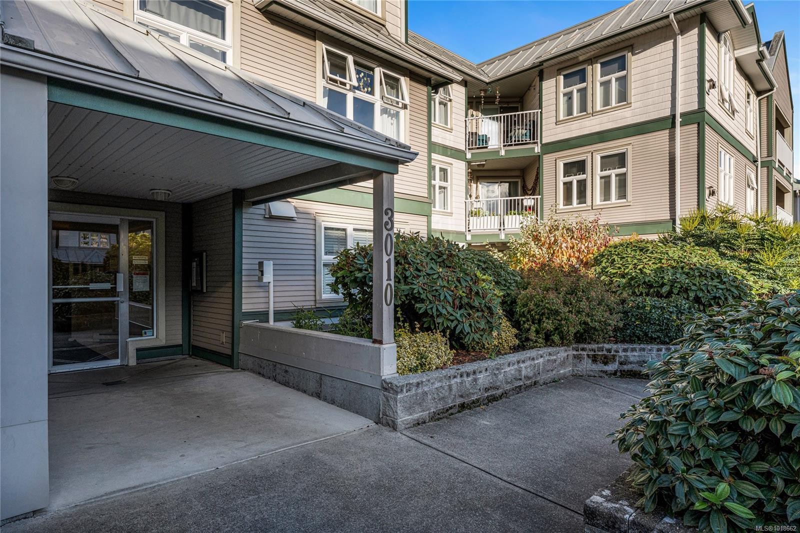 111-3010 Washington Ave, Victoria, BC - Outdoor