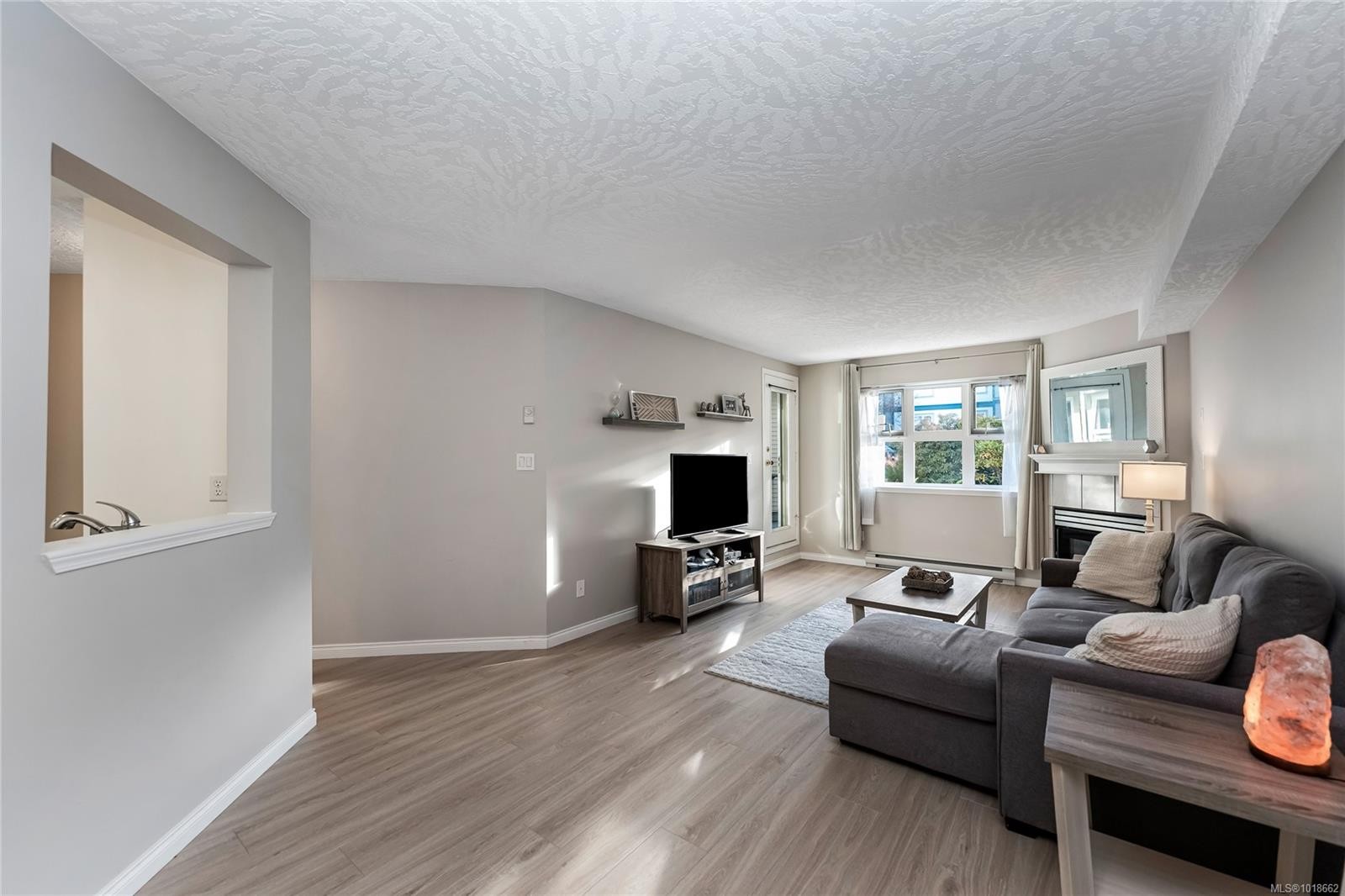 111-3010 Washington Ave, Victoria, BC - Indoor Photo Showing Living Room