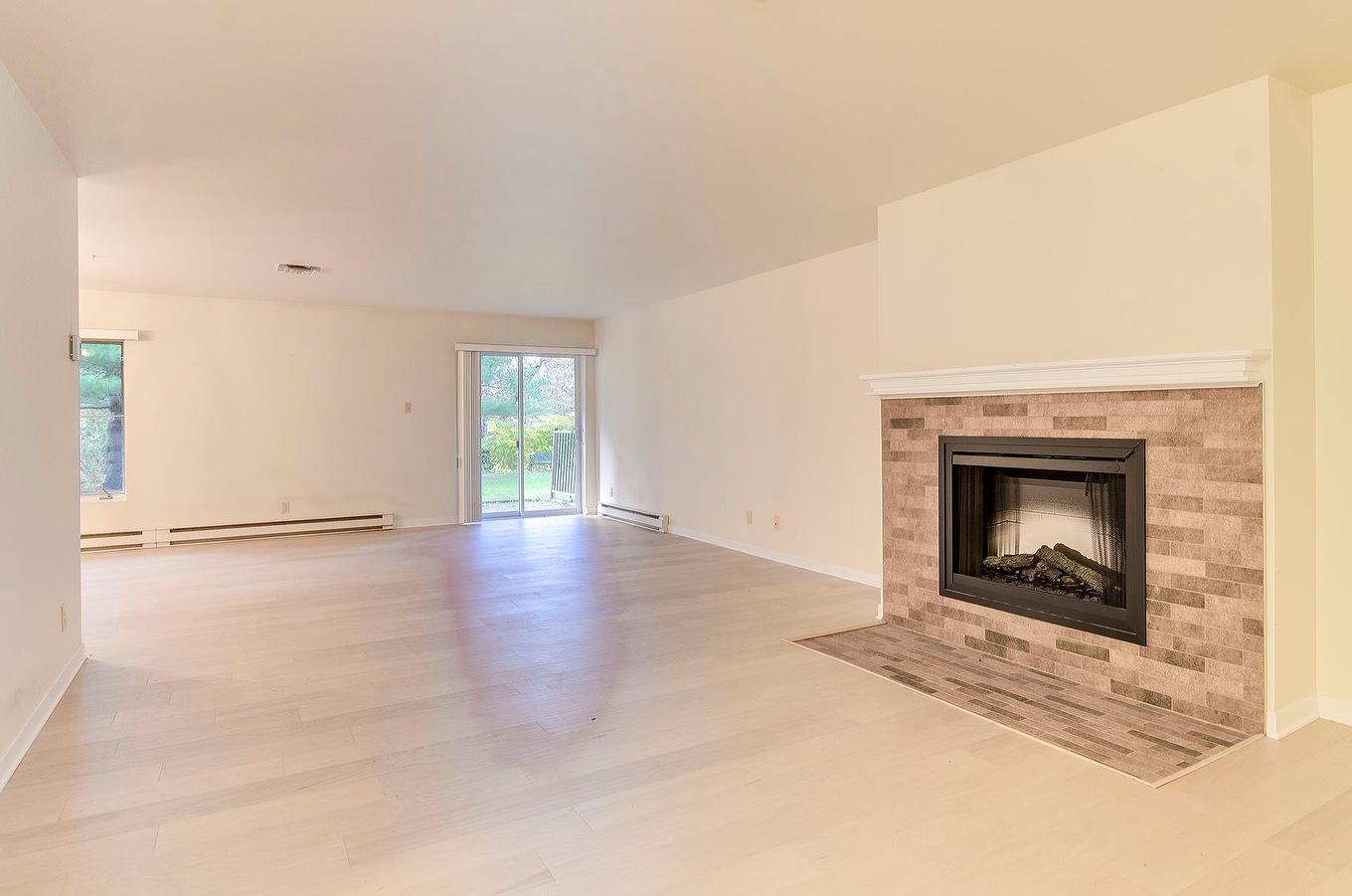 Living room - A-2-911 Rue Principale, Cowansville, QC - Indoor Photo Showing Living Room With Fireplace