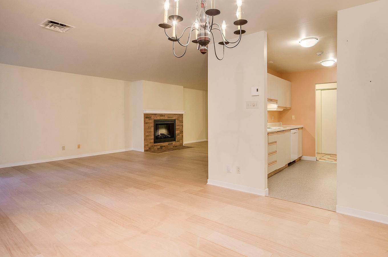 Overall view - A-2-911 Rue Principale, Cowansville, QC - Indoor With Fireplace