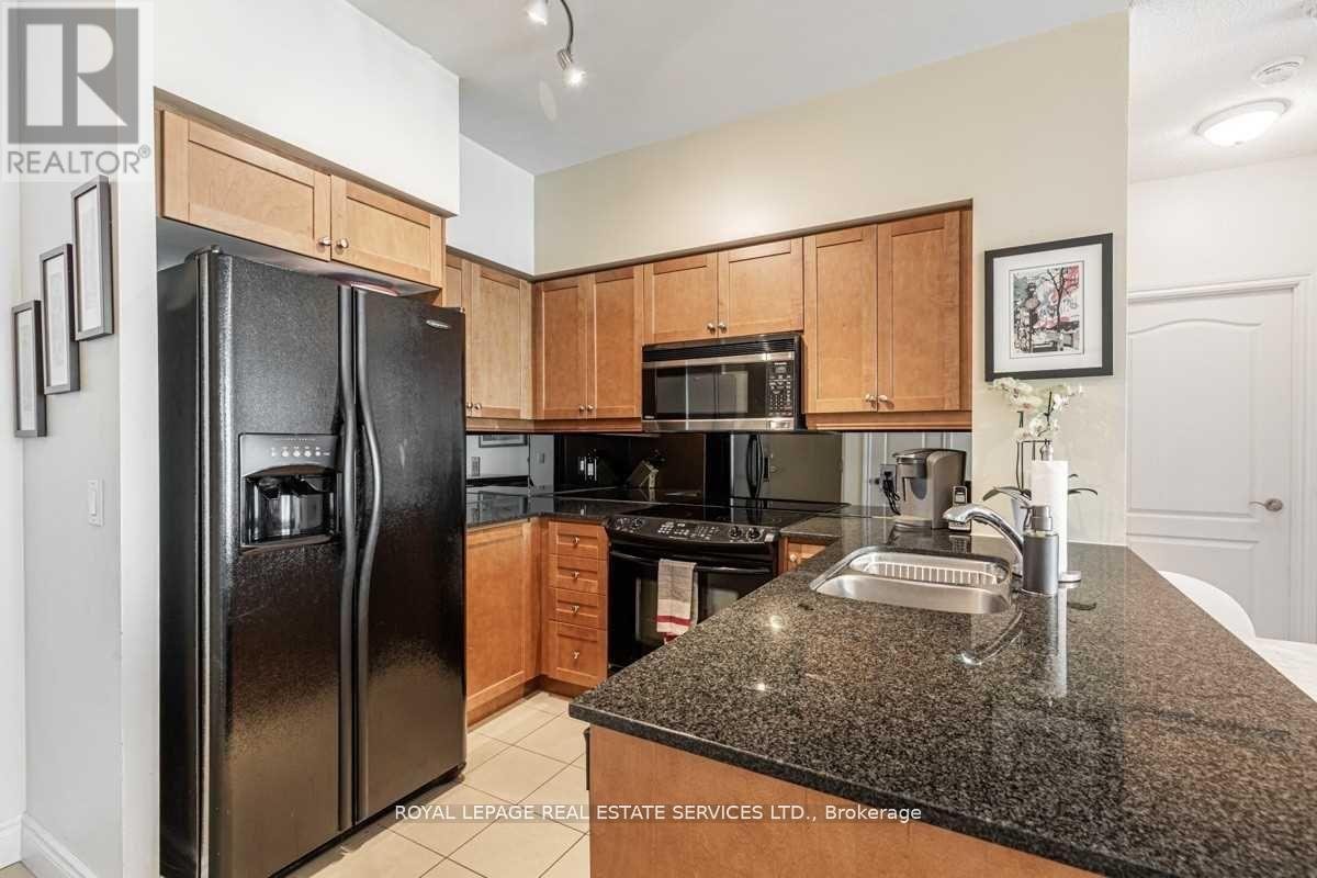 Chef's Kitchen - 402 - 319 Merton Street, Toronto, ON - Indoor Photo Showing Kitchen With Double Sink