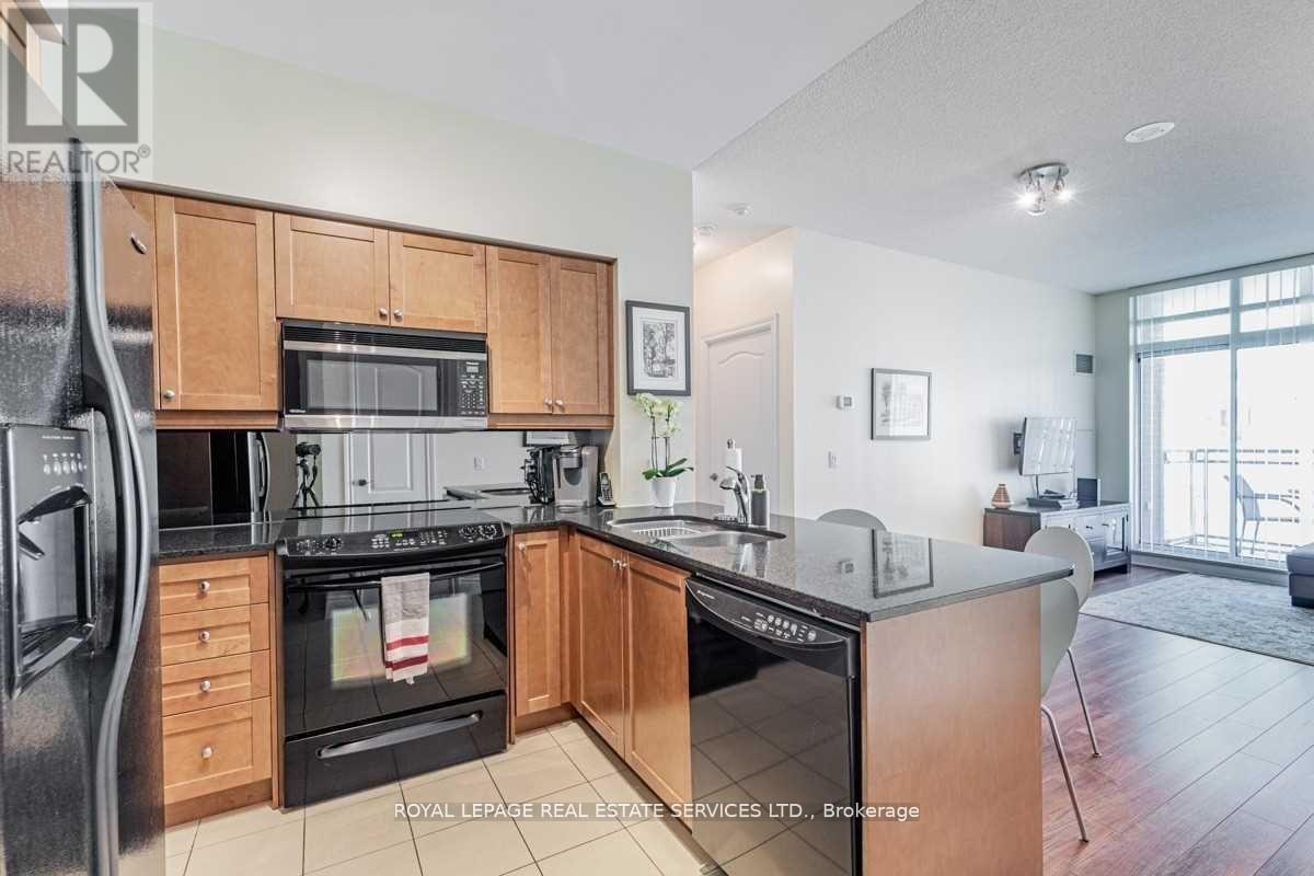 402 - 319 Merton Street, Toronto, ON - Indoor Photo Showing Kitchen With Double Sink
