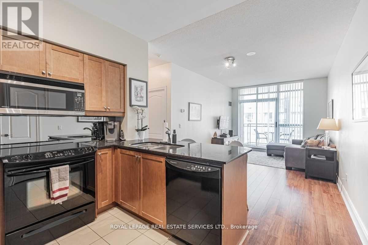 Open concept, bright condo - 402 - 319 Merton Street, Toronto, ON - Indoor Photo Showing Kitchen With Double Sink