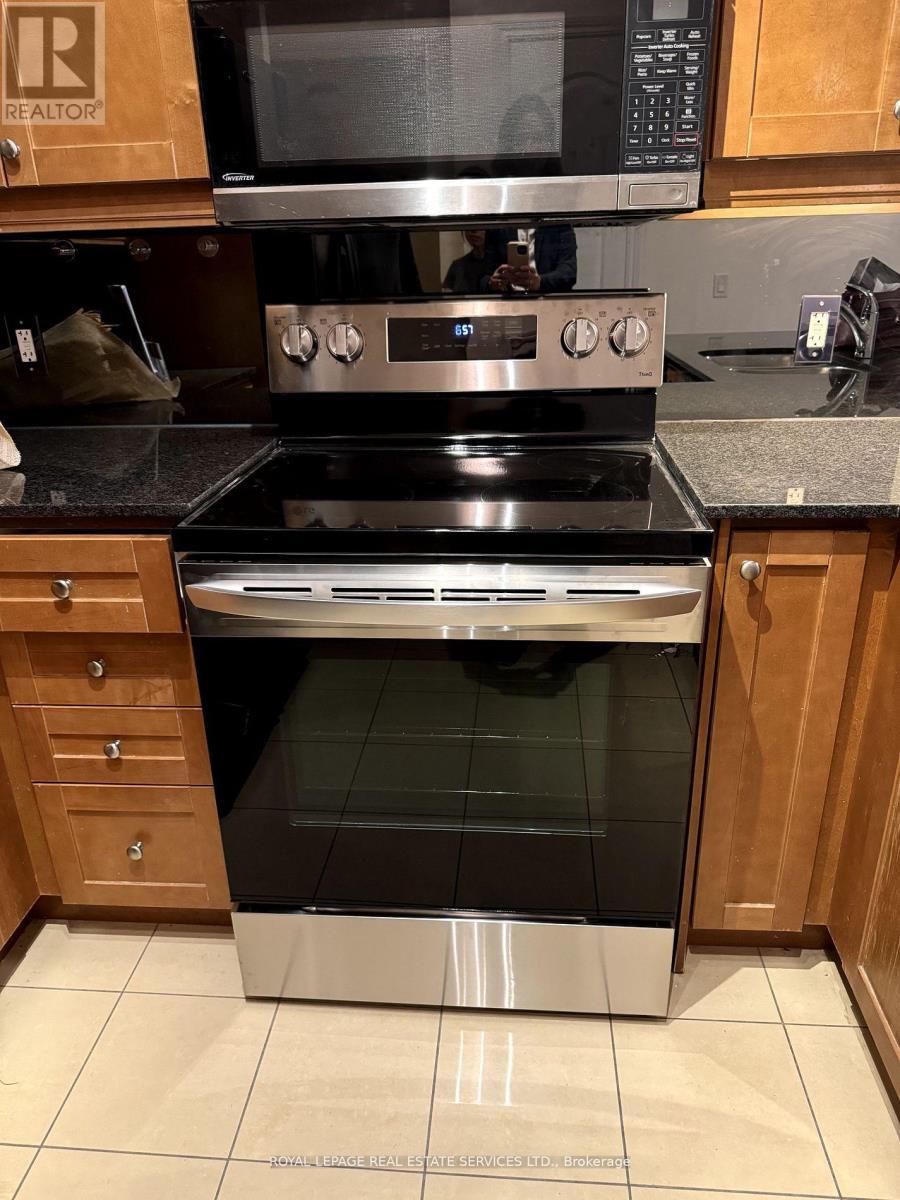 brand new stove - 402 - 319 Merton Street, Toronto, ON - Indoor Photo Showing Kitchen