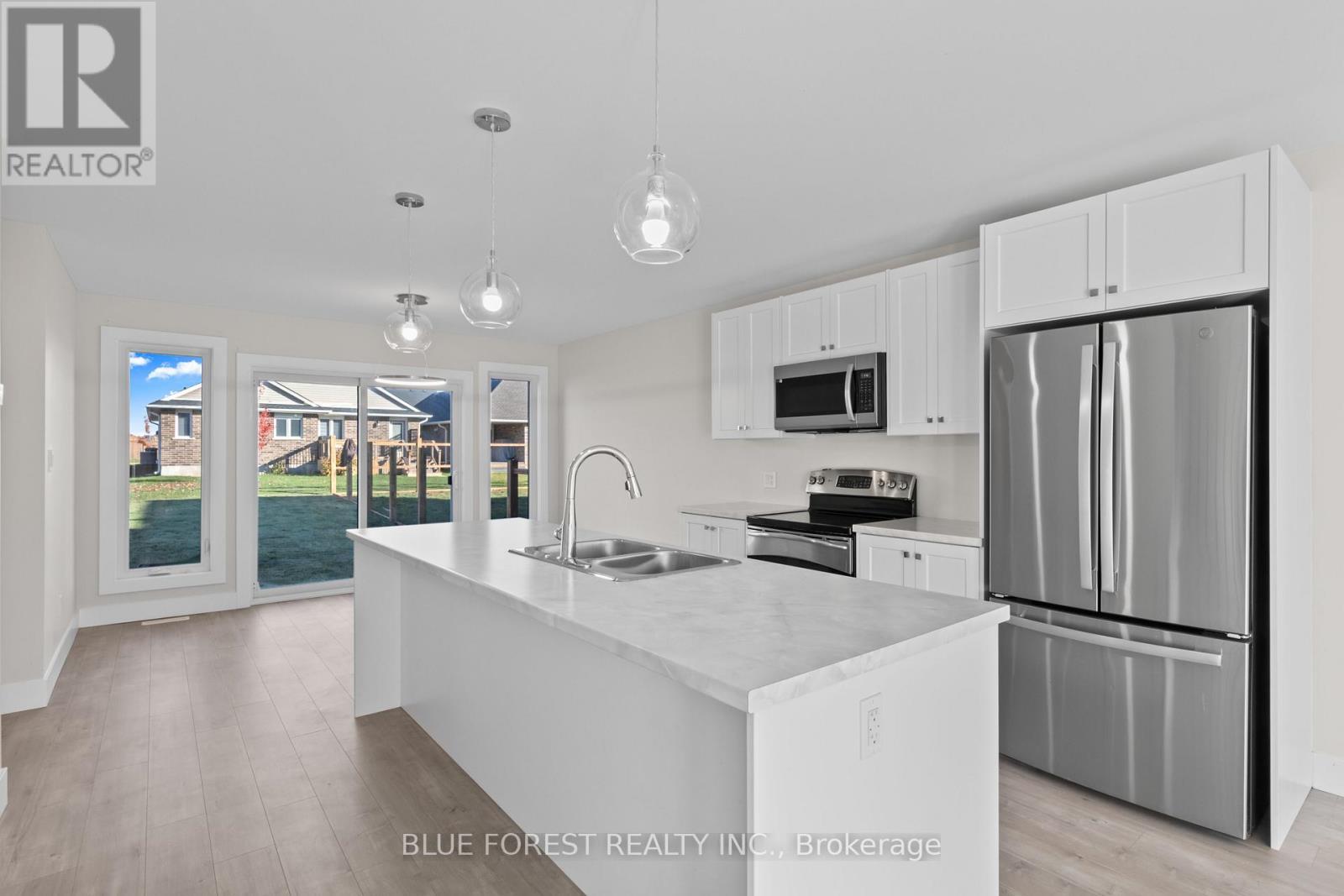 85 Acorn Trail, St. Thomas, ON - Indoor Photo Showing Kitchen With Double Sink With Upgraded Kitchen