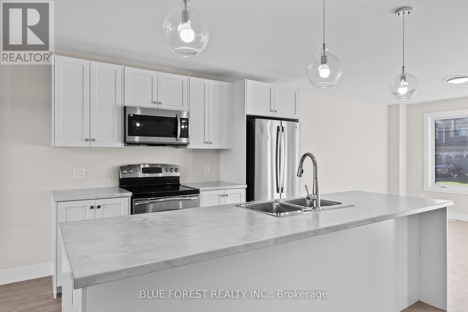 85 Acorn Trail, St. Thomas, ON - Indoor Photo Showing Kitchen With Double Sink