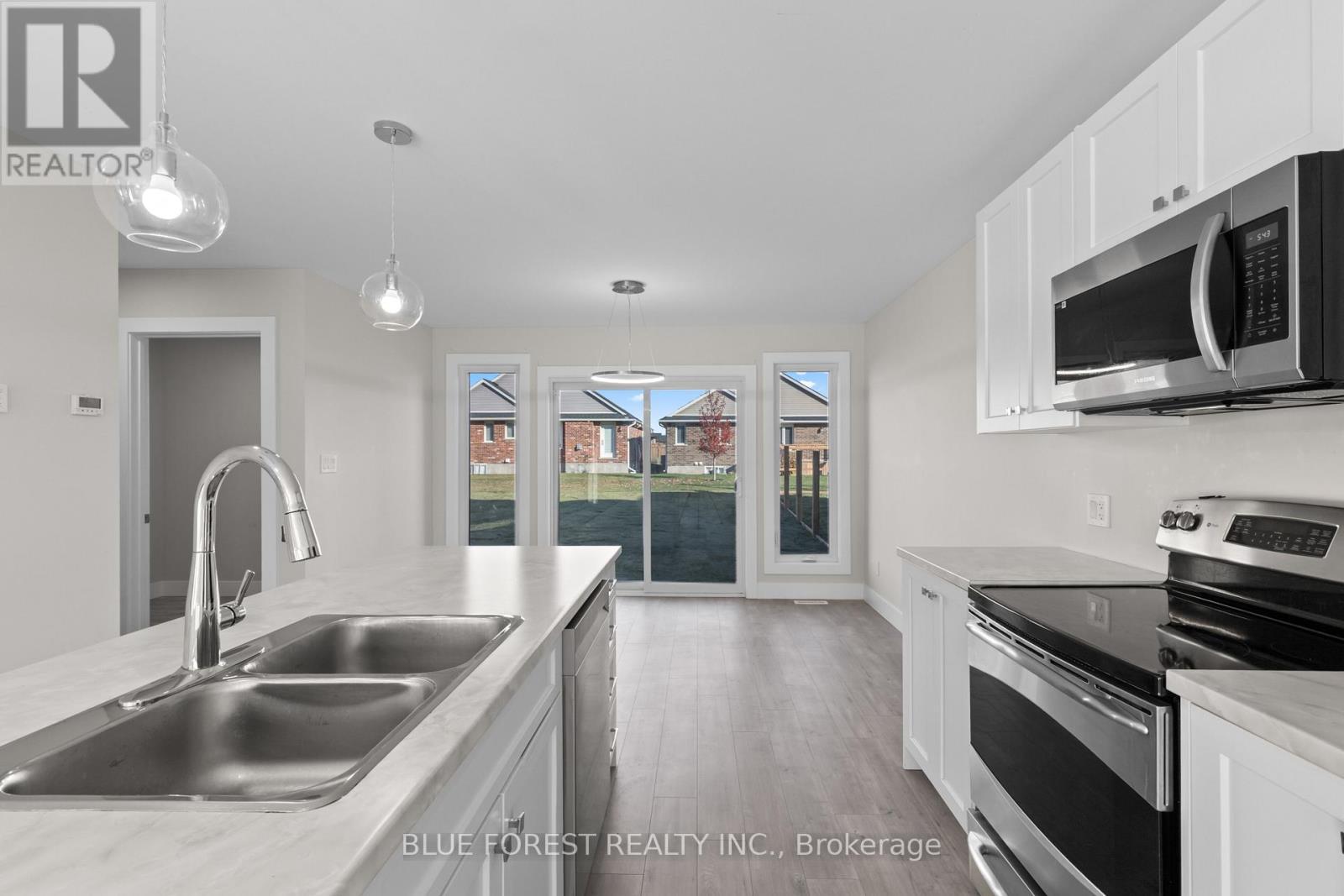 85 Acorn Trail, St. Thomas, ON - Indoor Photo Showing Kitchen With Double Sink