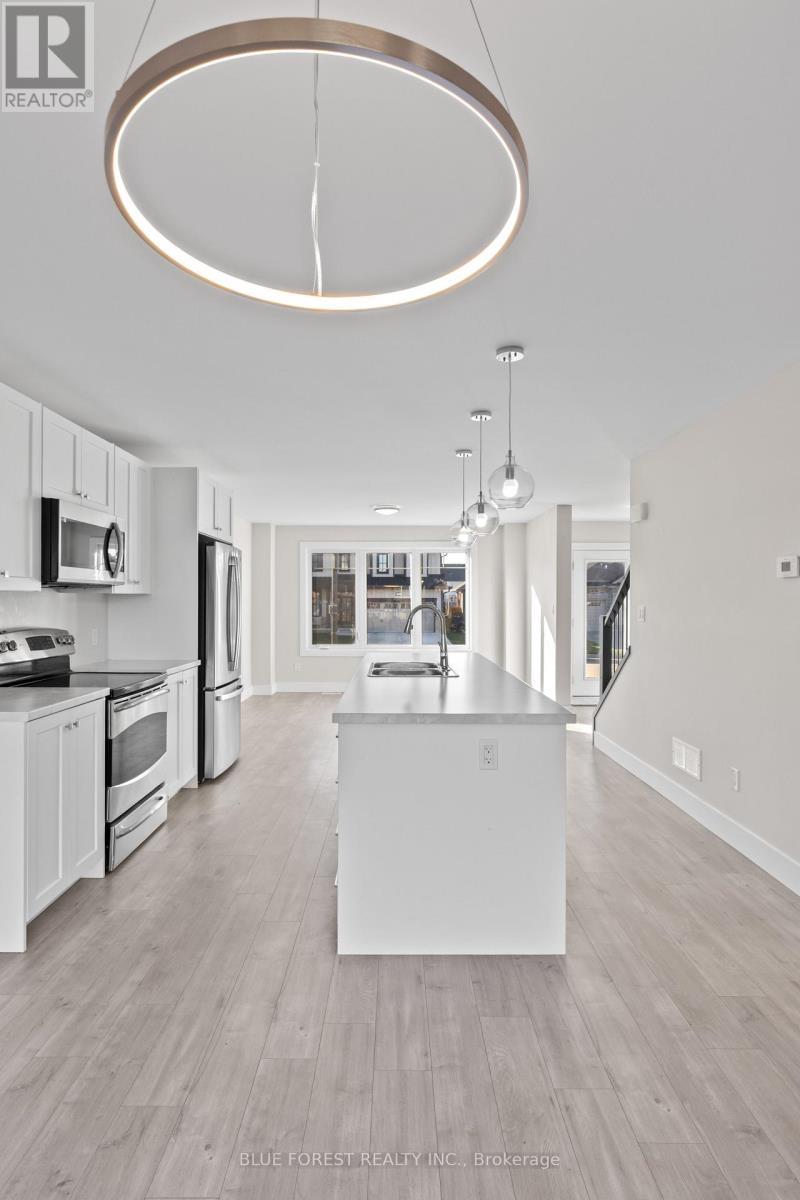 85 Acorn Trail, St. Thomas, ON - Indoor Photo Showing Kitchen