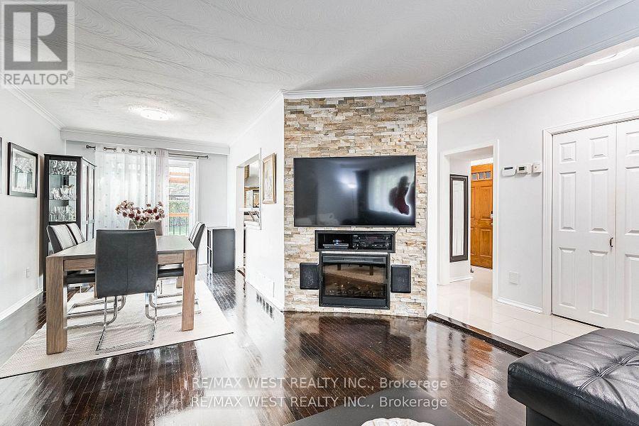 128 Mercury Road S, Toronto, ON - Indoor Photo Showing Living Room