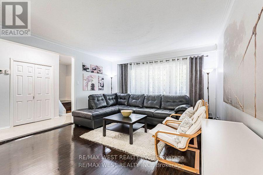 128 Mercury Road S, Toronto, ON - Indoor Photo Showing Living Room