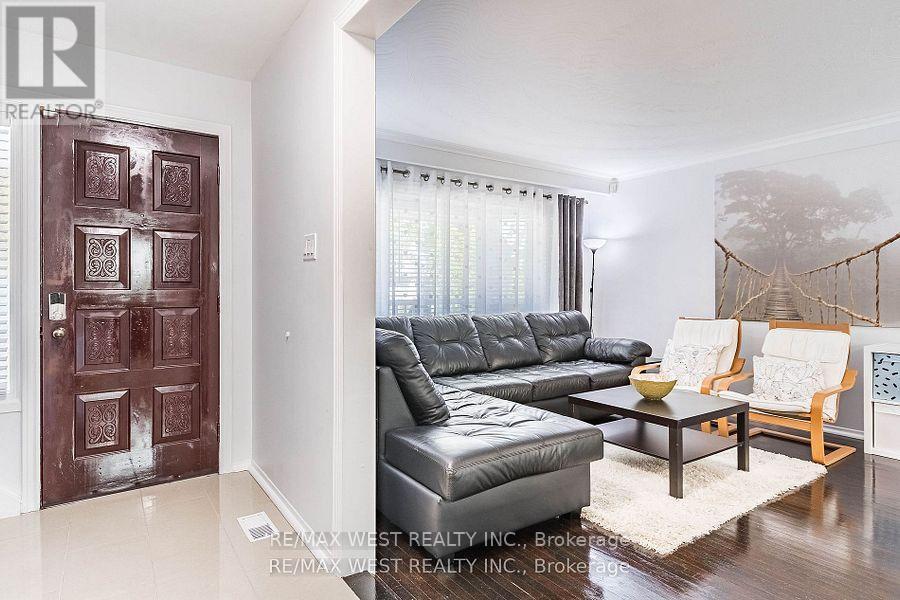128 Mercury Road S, Toronto, ON - Indoor Photo Showing Living Room