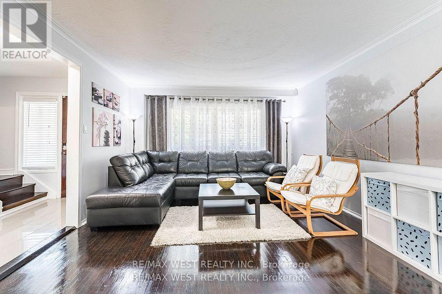 128 Mercury Road S, Toronto, ON - Indoor Photo Showing Living Room
