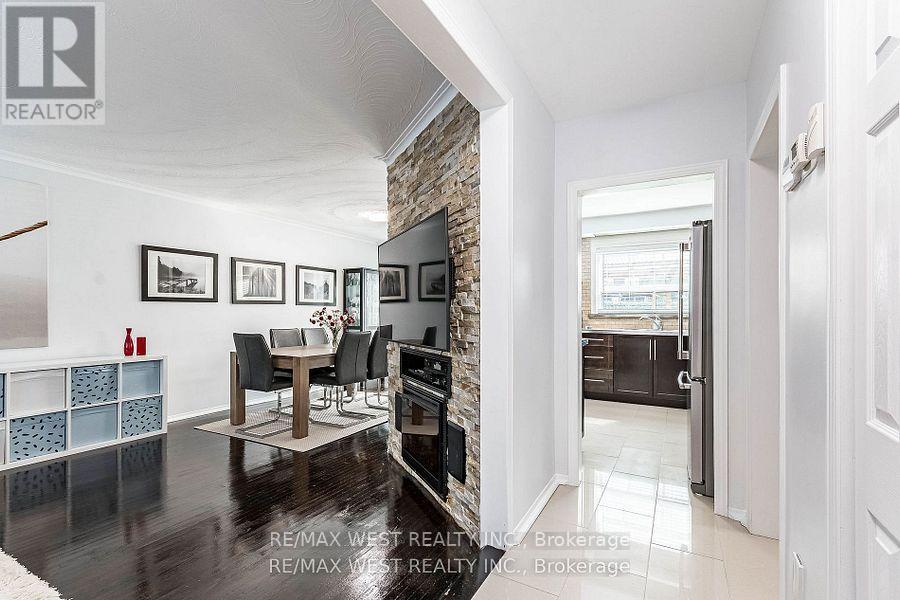 128 Mercury Road S, Toronto, ON - Indoor