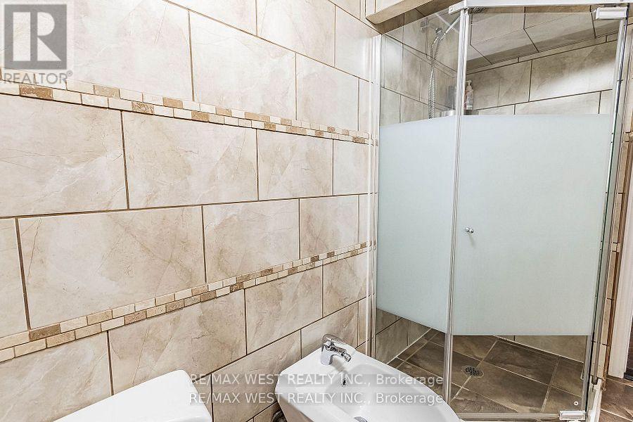 128 Mercury Road S, Toronto, ON - Indoor Photo Showing Bathroom