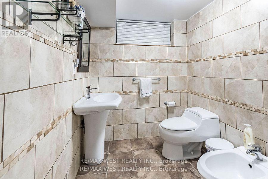 128 Mercury Road S, Toronto, ON - Indoor Photo Showing Bathroom